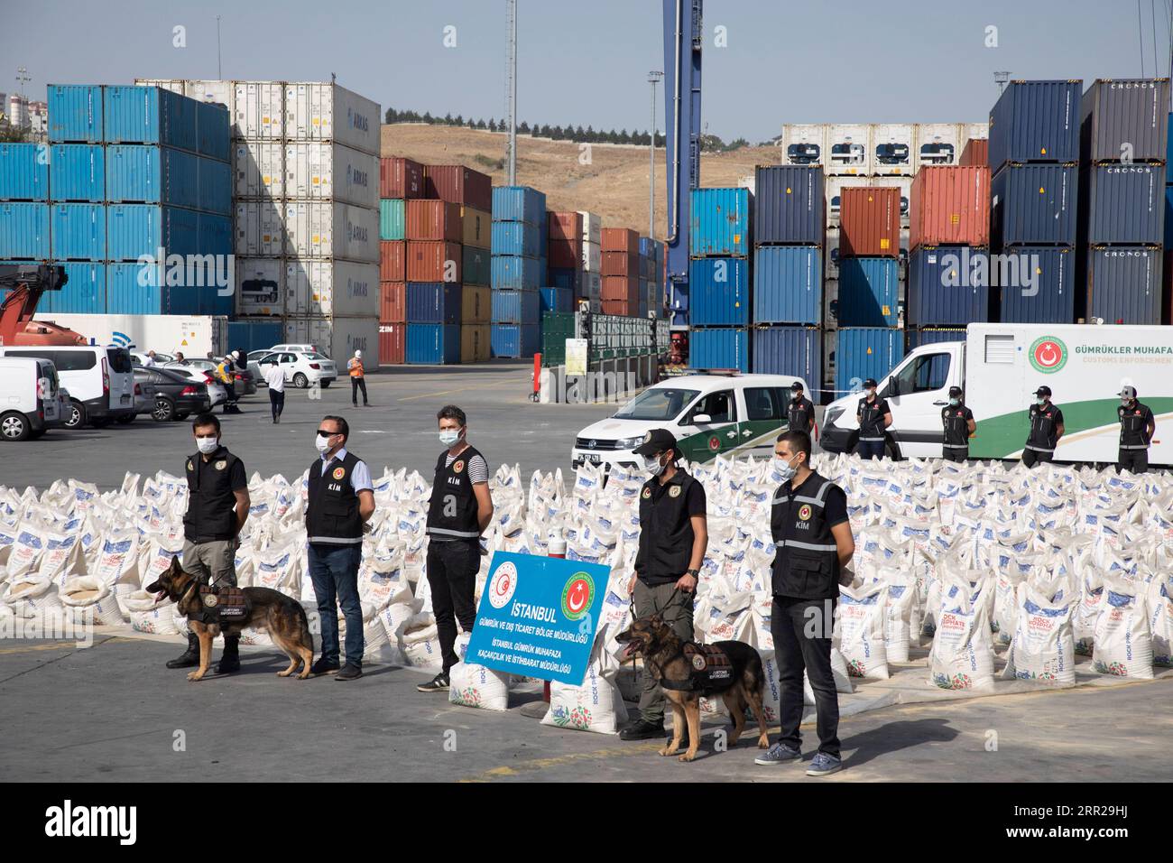 201006 -- ISTANBUL, le 6 octobre 2020 -- Une grande quantité de cocaïne cachée dans des engrais est exposée au port d'Ambarli à Istanbul, en Turquie, le 6 octobre 2020. La police turque a saisi 228 kilogrammes de cocaïne dans un port de la ville la plus peuplée de Turquie, Istanbul, et a arrêté neuf suspects, a annoncé mardi le Département de la police provinciale du gouvernorat d Istanbul. Photo de /Xinhua TURQUIE-ISTANBUL-COCAÏNE-SAISIE OsmanxOrsal PUBLICATIONxNOTxINxCHN Banque D'Images