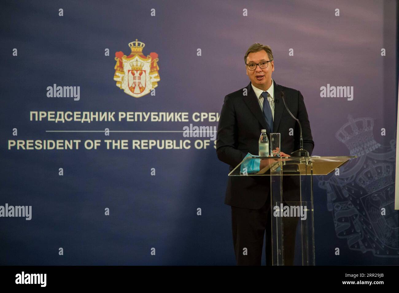 201006 -- BELGRADE, le 6 octobre 2020 -- le président serbe Aleksandar Vucic prend la parole lors d'une conférence de presse après la cérémonie de signature de l'accord à Belgrade, Serbie, le 6 octobre 2020. Le gouvernement serbe et la China Road and Bridge Corporation CRBC ont conclu mardi un accord commercial pour la conception et la construction d’une nouvelle route rapide dans la partie nord du pays. SERBIE-BELGRADE-CHINE-PROJET DE ROUTE RAPIDE-SIGNATURE SHIXZHONGYU PUBLICATIONXNOTXINXCHN Banque D'Images