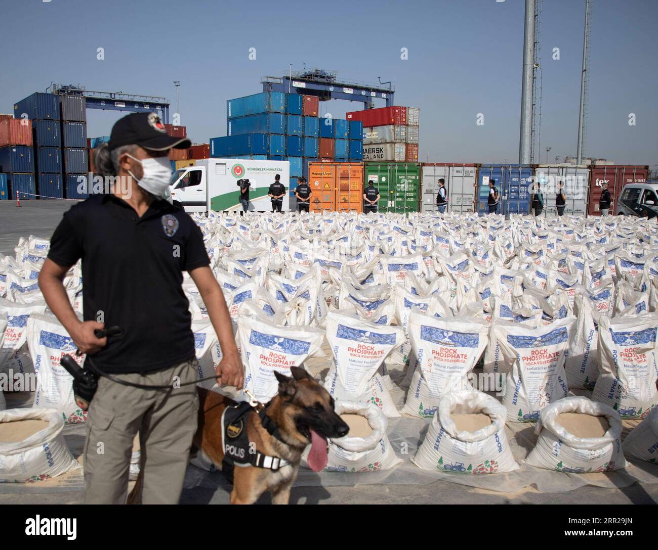 201006 -- ISTANBUL, le 6 octobre 2020 -- Une grande quantité de cocaïne cachée dans des engrais est exposée au port d'Ambarli à Istanbul, en Turquie, le 6 octobre 2020. La police turque a saisi 228 kilogrammes de cocaïne dans un port de la ville la plus peuplée de Turquie, Istanbul, et a arrêté neuf suspects, a annoncé mardi le Département de la police provinciale du gouvernorat d Istanbul. Photo de /Xinhua TURQUIE-ISTANBUL-COCAÏNE-SAISIE OsmanxOrsal PUBLICATIONxNOTxINxCHN Banque D'Images