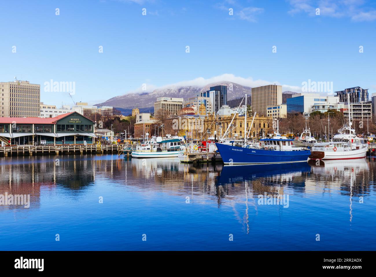 HOBART, TASMANIE, SEPTEMBRE 13 : vue vers le Mont Wellington sur Constitution Dock et la zone CBD à Hobart, Tasmanie, Australie le 13 septembre 2022 Banque D'Images