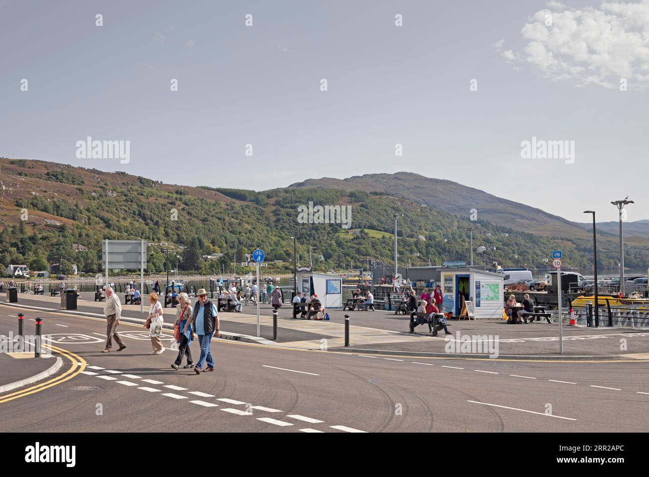 Ullapool, Highland, Écosse, Royaume-Uni. 6 septembre 2023. Brûlant dans les Highlands avec une température de 23 degrés centigrades à l'heure du déjeuner après un départ brumeux. Crédit : Scottishcreative/alamy Live News. Banque D'Images