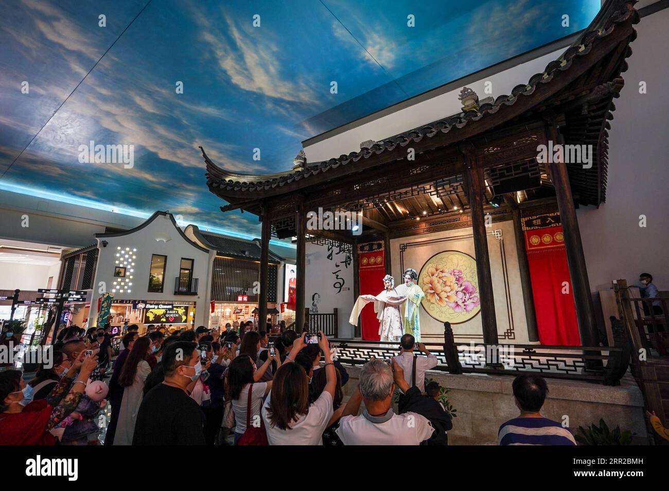 201008 -- SUZHOU, 8 octobre 2020 -- les voyageurs regardent l'opéra Kunqu dans la zone de service de l'autoroute Yangchenghu le long de l'autoroute Shanghai-Nanjing à Suzhou, dans la province du Jiangsu de l'est de la Chine, le 8 octobre 2020. En s'inspirant des peintures à l'encre de Wu Guanzhong, un peintre chinois contemporain de premier plan, la zone de service a restauré l'attrait esthétique et le charme historique des villes riveraines de la région du delta du fleuve Yangtze avec ses dessins de paysages aquatiques, ses arches arrondies, ainsi que ses murs blancs et ses carreaux noirs. Jiangsu a commencé à moderniser ses zones de service routier en 2016 et en a construit plusieurs Banque D'Images