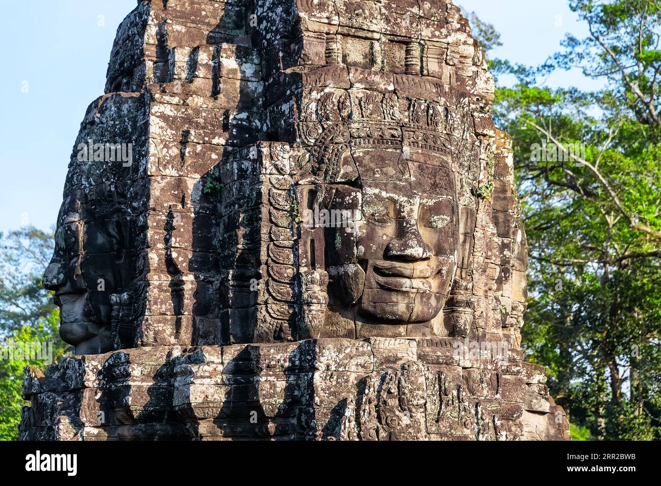 Faces géantes en pierre de l'ancien temple de Bayon. Les faces en pierre du roi khmer sur le mur du temple de Bayon, Angkor Thom, Siem Reap, Cambodge. Banque D'Images