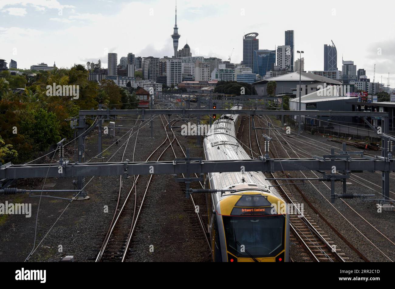 201008 -- AUCKLAND, le 8 octobre 2020 -- la photo prise le 8 octobre 2020 montre un train de banlieue qui approche du centre-ville d'Auckland, en Nouvelle-Zélande. Le 8 octobre 2020 est le premier jour où tous les Néo-Zélandais sont revenus à une vie normale alors qu Auckland, la plus grande ville du pays, a assoupli les restrictions au niveau d alerte COVID-19 1 mercredi à minuit. NIVEAU D’ALERTE NOUVELLE-ZÉLANDE-AUCKLAND-COVID GUOXLEI PUBLICATIONXNOTXINXCHN Banque D'Images