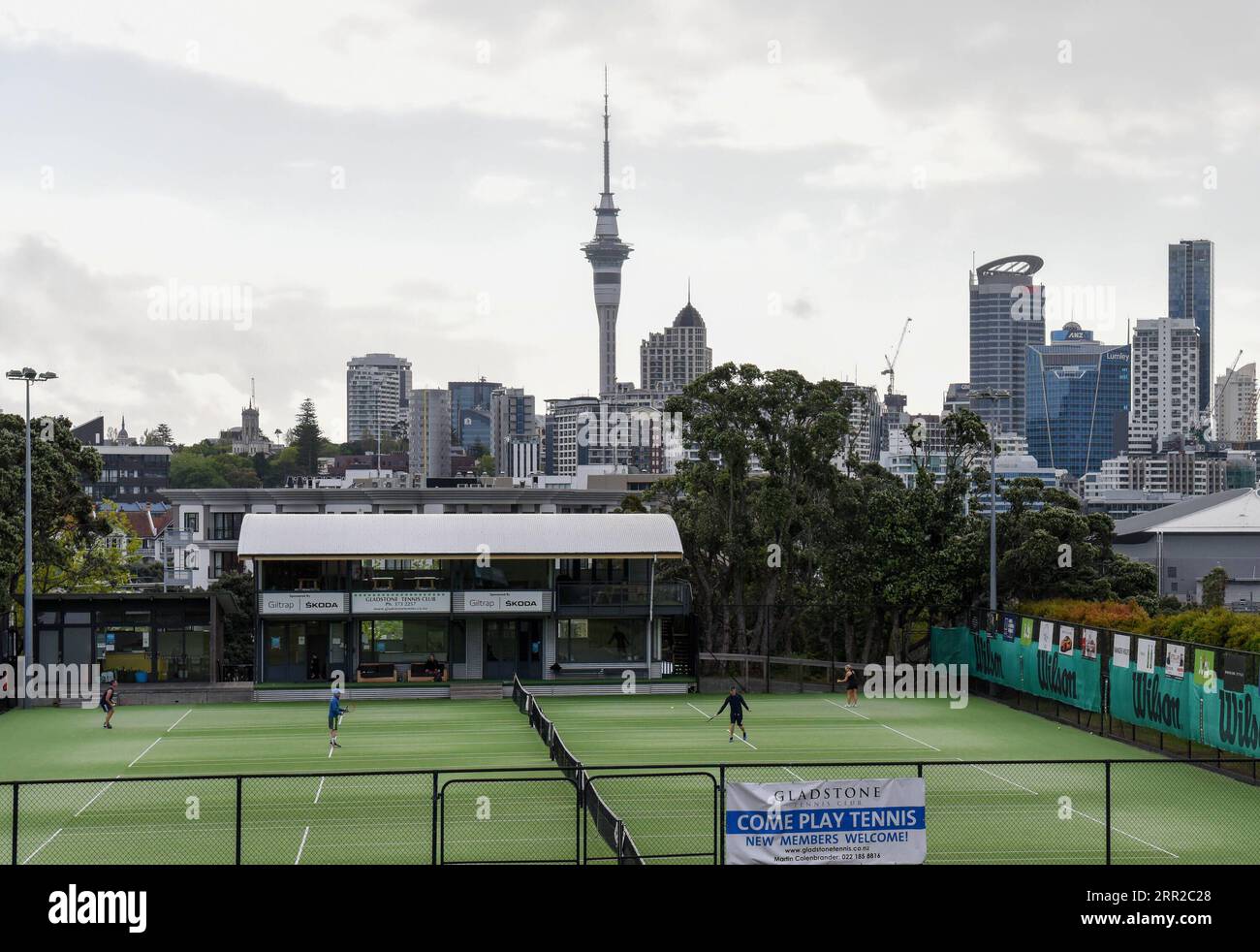 201008 -- AUCKLAND, le 8 octobre 2020 -- des gens pratiquent le tennis sur un court du centre-ville d'Auckland, Nouvelle-Zélande, le 8 octobre 2020. Le 8 octobre 2020 est le premier jour où tous les Néo-Zélandais sont revenus à une vie normale alors qu Auckland, la plus grande ville du pays, a assoupli les restrictions au niveau d alerte COVID-19 1 mercredi à minuit. NIVEAU D’ALERTE NOUVELLE-ZÉLANDE-AUCKLAND-COVID GUOXLEI PUBLICATIONXNOTXINXCHN Banque D'Images