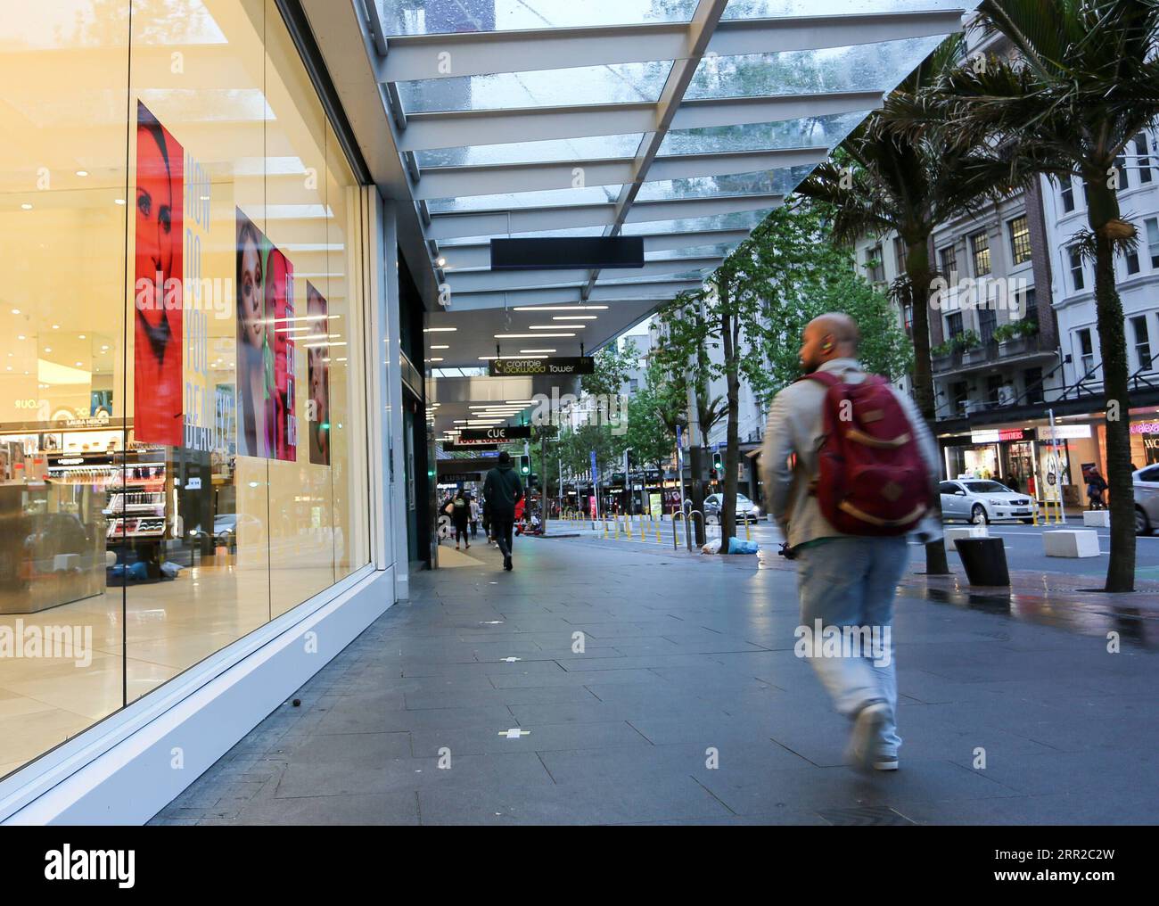 201008 -- AUCKLAND, le 8 octobre 2020 -- Un homme passe devant un magasin dans le centre-ville d'Auckland, Nouvelle-Zélande, le 8 octobre 2020. Le 8 octobre 2020 est le premier jour où tous les Néo-Zélandais sont revenus à une vie normale alors qu Auckland, la plus grande ville du pays, a assoupli les restrictions au niveau d alerte COVID-19 1 mercredi à minuit. Photo de /Xinhua NOUVELLE ZÉLANDE-AUCKLAND-NIVEAU D'ALERTE COVID Wilson PUBLICATIONxNOTxINxCHN Banque D'Images