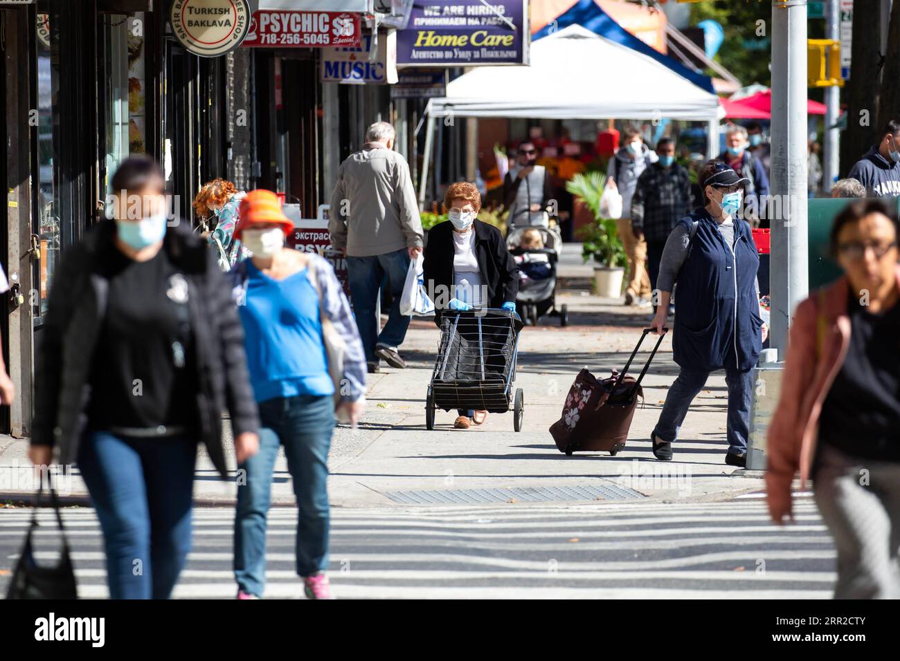 201008 -- NEW YORK, le 8 octobre 2020 -- des gens marchent dans le quartier de Midwood, un hotspot COVID-19 à Brooklyn, New York, aux États-Unis, le 8 octobre 2020. Le dernier taux de positivité au coronavirus dans les 20 codes postaux des hotspots dans les comtés de Queens, Brooklyn, Orange et Rockland dans l’État de New York était de 5,8 pour cent, plus de cinq fois le taux de positivité à l’échelle de l’État, à l’exclusion de ces codes postaux, qui s’élevait à 1,01 pour cent, a tweeté jeudi le gouverneur Andrew Cuomo. Les fermetures d'entreprises non essentielles, d'écoles et de rassemblements sociaux dans ces zones sensibles ont progressivement pris effet cette semaine en vertu de t Banque D'Images