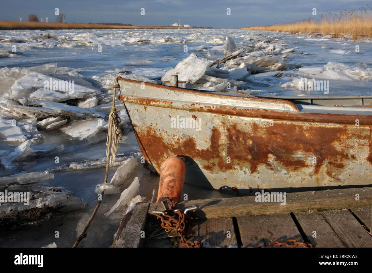 Conditions de glace sur la Weser après l'arrêt de la centrale nucléaire d'Unterweser, bateau piégé par la glace, Strohauser plate, district de Wesermarsch Banque D'Images