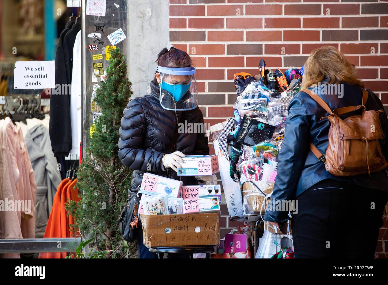 201008 -- NEW YORK, 8 octobre 2020 -- Un vendeur de rue vend des équipements de protection individuelle EPI dans le quartier de Midwood, une zone sensible du COVID-19 à Brooklyn, New York, aux États-Unis, le 8 octobre 2020. Le dernier taux de positivité au coronavirus dans les 20 codes postaux des hotspots dans les comtés de Queens, Brooklyn, Orange et Rockland dans l’État de New York était de 5,8 pour cent, plus de cinq fois le taux de positivité à l’échelle de l’État, à l’exclusion de ces codes postaux, qui s’élevait à 1,01 pour cent, a tweeté jeudi le gouverneur Andrew Cuomo. Fermetures d'entreprises non essentielles, d'écoles et de rassemblements sociaux dans ces zones sensibles h Banque D'Images
