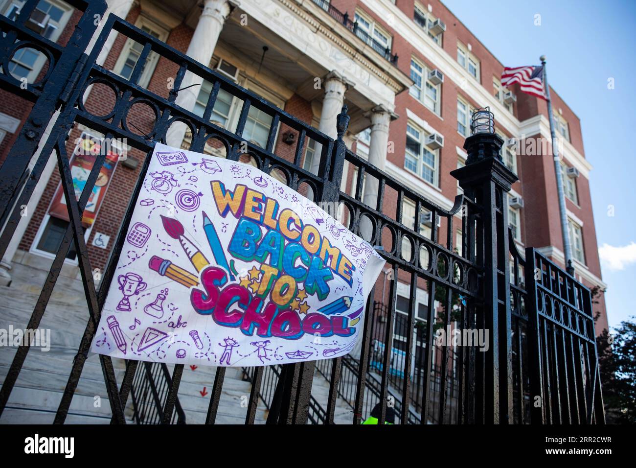 201008 -- NEW YORK, 8 octobre 2020 -- Un panneau Bienvenue à l'école est vu à l'entrée d'une école publique fermée dans le quartier de Gravesend, un hotspot COVID-19 à Brooklyn, New York, États-Unis, le 8 octobre 2020. Le dernier taux de positivité au coronavirus dans les 20 codes postaux des hotspots dans les comtés de Queens, Brooklyn, Orange et Rockland dans l’État de New York était de 5,8 pour cent, plus de cinq fois le taux de positivité à l’échelle de l’État, à l’exclusion de ces codes postaux, qui s’élevait à 1,01 pour cent, a tweeté jeudi le gouverneur Andrew Cuomo. Fermetures d'entreprises non essentielles, d'écoles et de rassemblements sociaux Banque D'Images