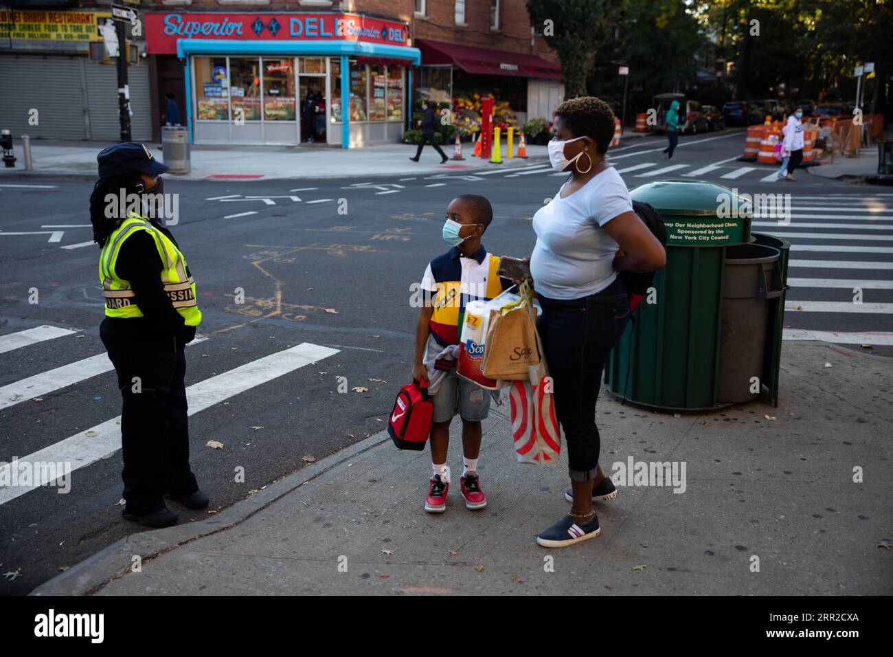 201008 -- NEW YORK, le 8 octobre 2020 -- Un élève est informé par un garde de passage de la fermeture temporaire de l'école publique PS 139 dans le quartier de Ditmas Park à Brooklyn à New York, aux États-Unis, le 8 octobre 2020. Le dernier taux de positivité au coronavirus dans les 20 codes postaux des hotspots dans les comtés de Queens, Brooklyn, Orange et Rockland dans l’État de New York était de 5,8 pour cent, plus de cinq fois le taux de positivité à l’échelle de l’État, à l’exclusion de ces codes postaux, qui s’élevait à 1,01 pour cent, a tweeté jeudi le gouverneur Andrew Cuomo. Fermetures d'entreprises non essentielles, d'écoles et de rassemblements sociaux à Tho Banque D'Images