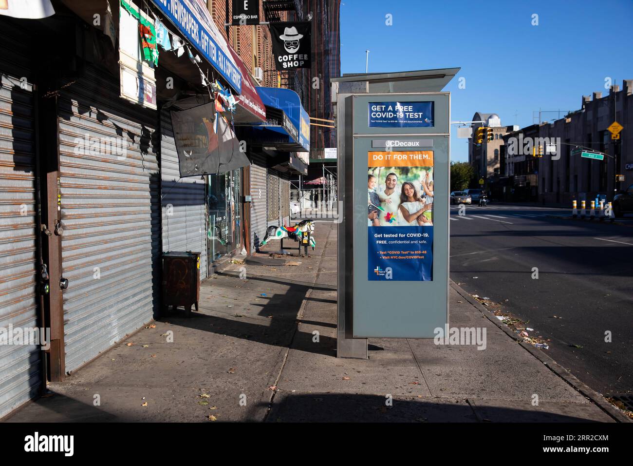 201008 -- NEW YORK, le 8 octobre 2020 -- Une affiche de test COVID-19 est vue à un arrêt de bus dans le quartier de Midwood, un hotspot COVID-19 à Brooklyn, New York, aux États-Unis, le 8 octobre 2020. Le dernier taux de positivité au coronavirus dans les 20 codes postaux des hotspots dans les comtés de Queens, Brooklyn, Orange et Rockland dans l’État de New York était de 5,8 pour cent, plus de cinq fois le taux de positivité à l’échelle de l’État, à l’exclusion de ces codes postaux, qui s’élevait à 1,01 pour cent, a tweeté jeudi le gouverneur Andrew Cuomo. Les fermetures d'entreprises non essentielles, d'écoles et de rassemblements sociaux dans ces zones sensibles ont terminé leurs études Banque D'Images