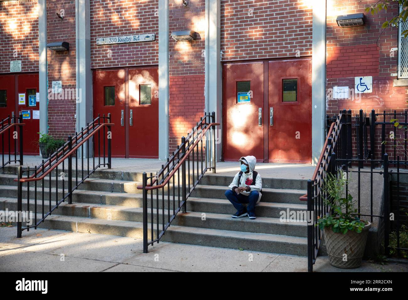 201008 -- NEW YORK, le 8 octobre 2020 -- Un élève est vu sur les marches de l'école publique fermée PS 139 dans le quartier de Ditmas Park à Brooklyn à New York, aux États-Unis, le 8 octobre 2020. Le dernier taux de positivité au coronavirus dans les 20 codes postaux des hotspots dans les comtés de Queens, Brooklyn, Orange et Rockland dans l’État de New York était de 5,8 pour cent, plus de cinq fois le taux de positivité à l’échelle de l’État, à l’exclusion de ces codes postaux, qui s’élevait à 1,01 pour cent, a tweeté jeudi le gouverneur Andrew Cuomo. Les fermetures d'entreprises non essentielles, d'écoles et de rassemblements sociaux dans ces zones sensibles ont progressivement été effectuées Banque D'Images
