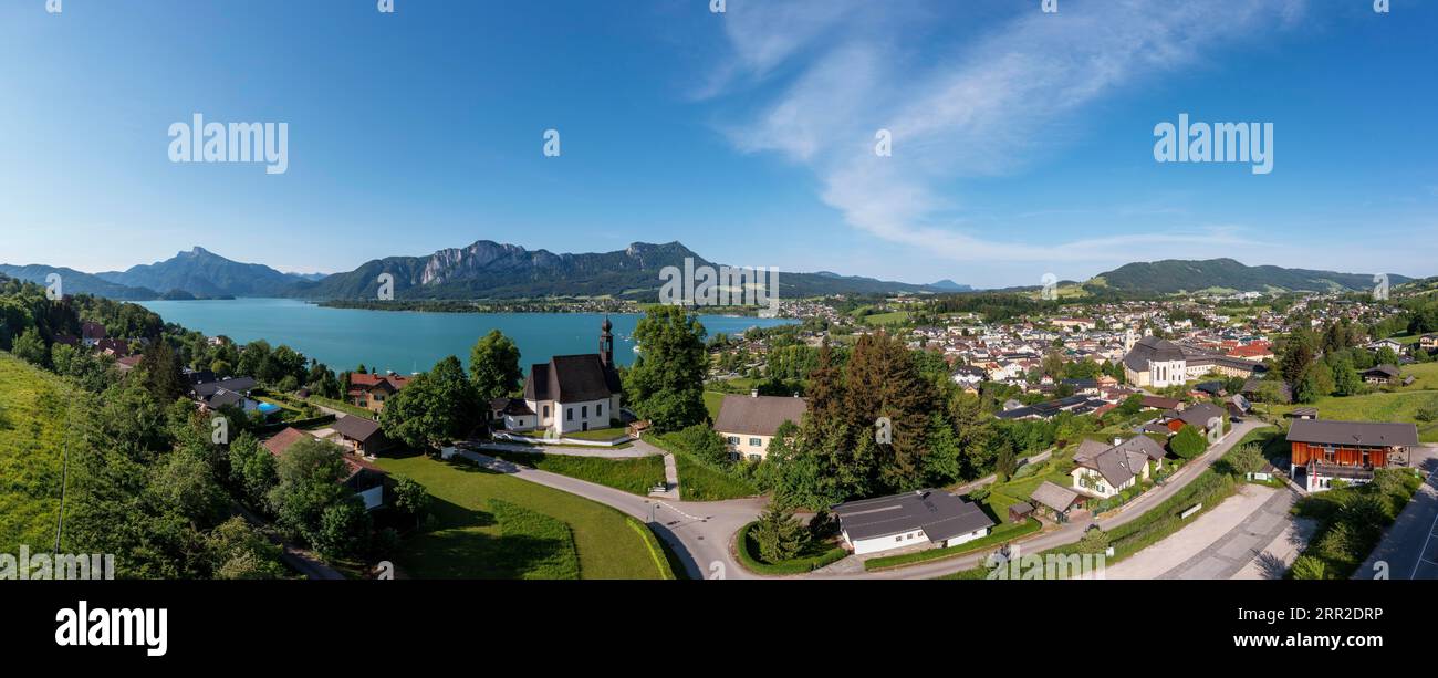 Drone shot, vue panoramique de Mondsee avec Basilique Saint Michel et église de pèlerinage Maria Hilf, Hilfbergkirche, Mondsee, Salzkammergut, Haut Banque D'Images