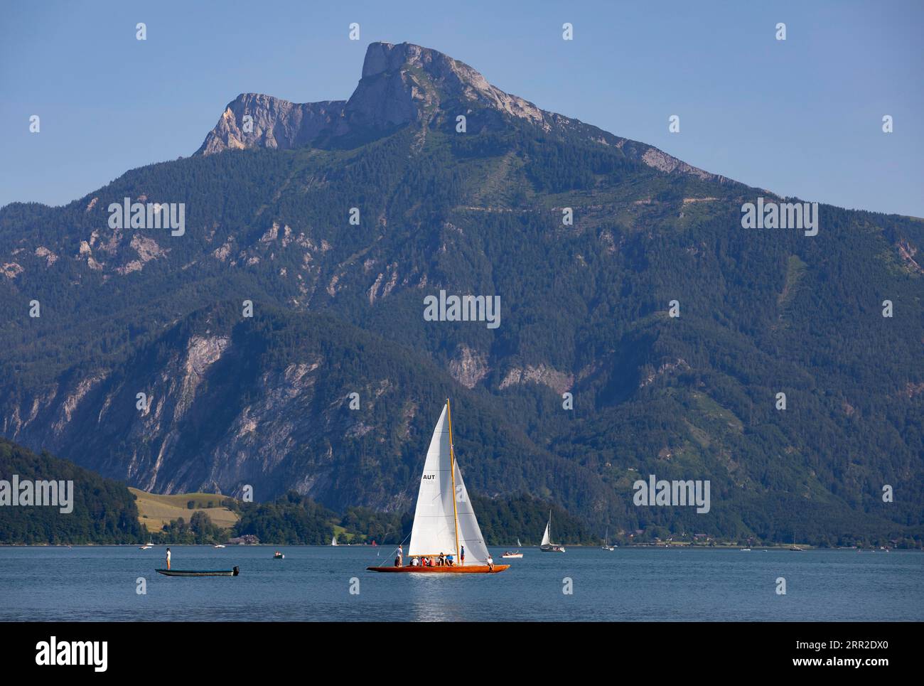 Bateaux à voile sur le lac Mondsee avec Schafberg, Salzkammergut, haute-Autriche, Autriche Banque D'Images