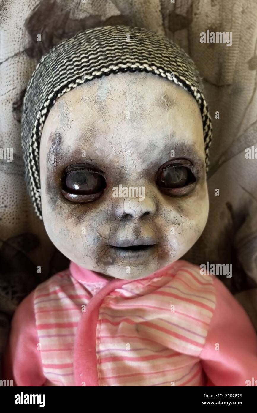 Zombie doll Banque de photographies et d'images à haute résolution - Alamy
