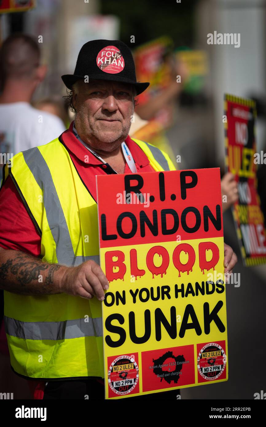 Londres, Royaume-Uni. 06 septembre 2023. Un manifestant portant des pancartes se tient devant le Parlement pour protester contre l'expansion de l'ULEZ. Des centaines de manifestants se sont rassemblés devant le Parlement devant le Premier ministre pour assister aux PMQ. La zone à ultra-faibles émissions a été introduite pour lutter contre la pollution atmosphérique ; cependant, beaucoup considèrent le système comme une autre taxe sur les pauvres en raison de véhicules plus anciens qui ne sont pas conformes. Crédit : Andy Barton/Alamy Live News Banque D'Images