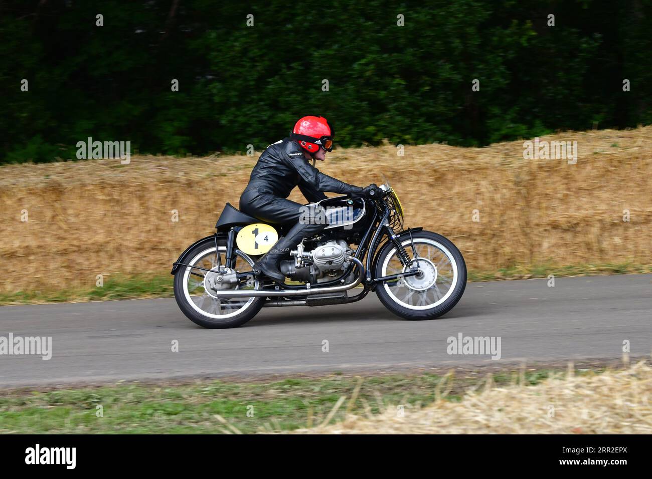 Sammy Miller, BMW Rennsport, MotoGP Celebration, avec quelques-unes des motos et des pilotes les plus célèbres de 1947 jusqu'à ceux actuellement utilisés de ce câlin Banque D'Images