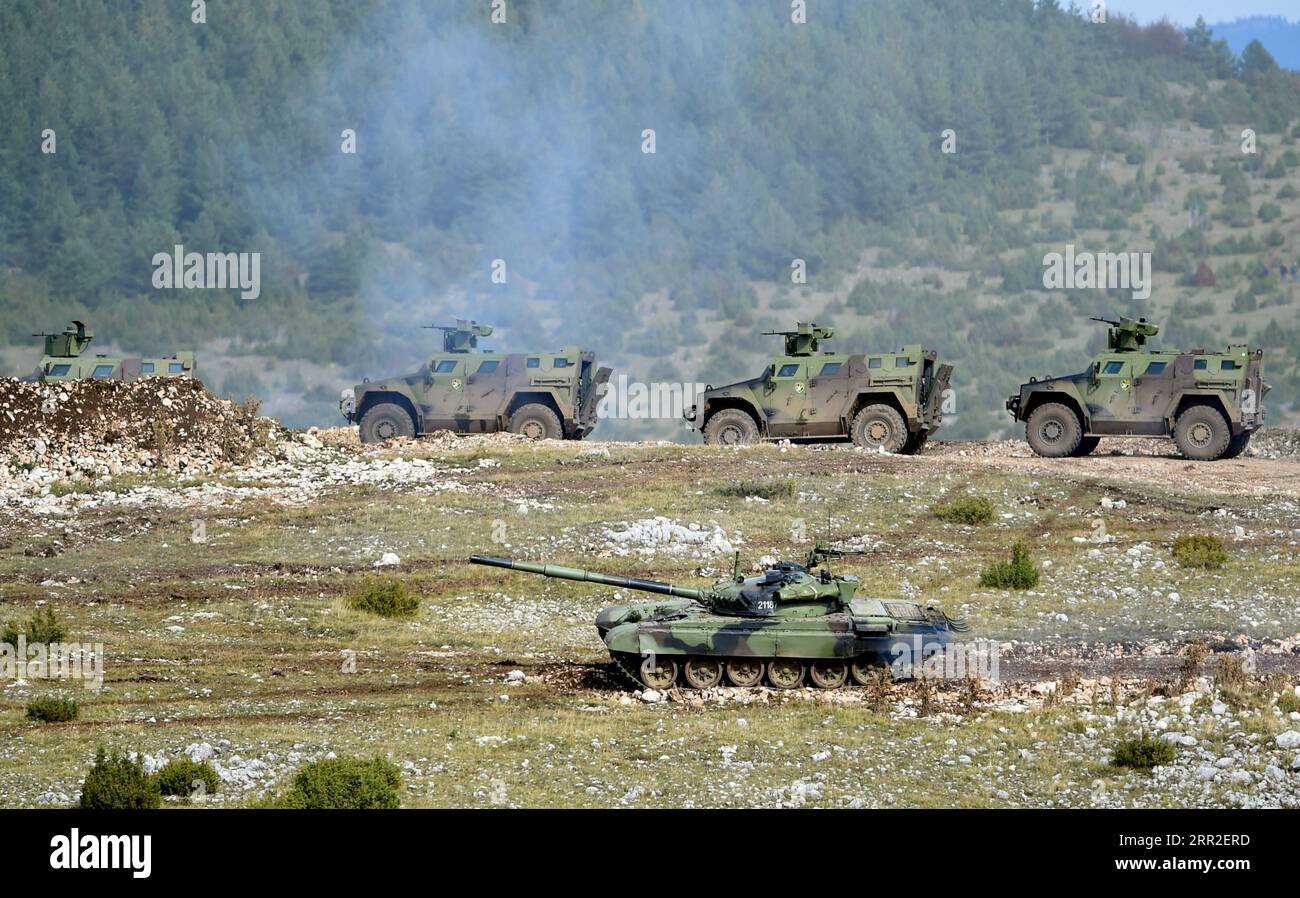 201011 -- PESTER, 11 octobre 2020 -- des véhicules blindés serbes effectuent une tâche lors d'un exercice militaire sur le plateau de Pester, dans le sud-ouest de la Serbie, le 10 octobre 2020. L'armée serbe a organisé un vaste exercice tactique de tir réel samedi avec un accent sur le soutien aérien rapproché. L'exercice a démontré une action conjointe d'environ 2 800 membres de la Force aérienne, de l'Armée de terre, de la 72e Brigade d'opérations spéciales et de la 63e Brigade de parachutistes, de plus de 150 véhicules et systèmes de combat de combat et non de combat, ainsi que d'environ 40 aéronefs. Photo par /Xinhua SERBIA-PESTER-MILITARY-EXERCICE PredragxMilosavljevic PUB Banque D'Images