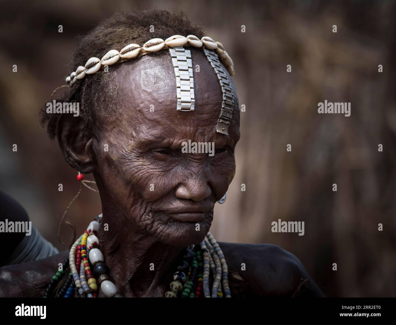 Portrait, Vieille femme dans le village de Dassanech, Ethiopie Banque D'Images