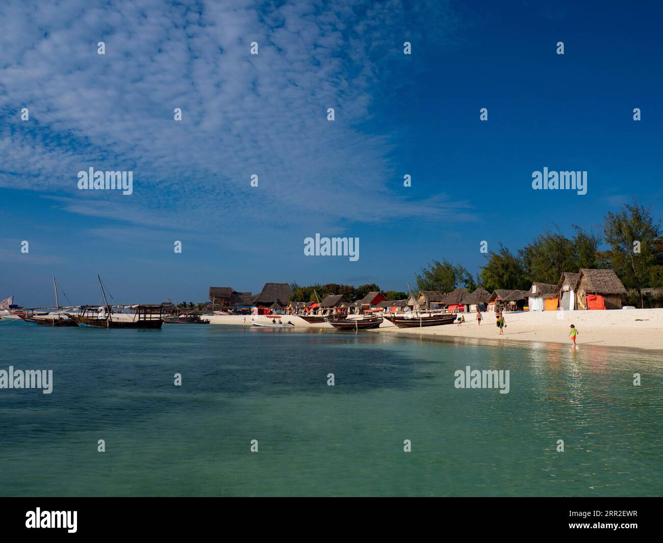 Beach et Bay avec des bateaux et des huttes, Kwenda, Zanzibar, Tanzanie Banque D'Images