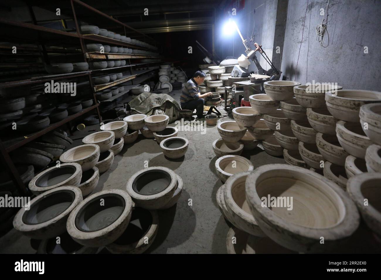 201011 -- PÉKIN, le 11 octobre 2020 -- Un ouvrier fabrique de la poterie dans un atelier du comté de Zhijin, dans la province du Guizhou, dans le sud-ouest de la Chine, le 9 octobre 2020. Photo de /Xinhua XINHUA PHOTOS DU JOUR WangxChunliang PUBLICATIONxNOTxINxCHN Banque D'Images