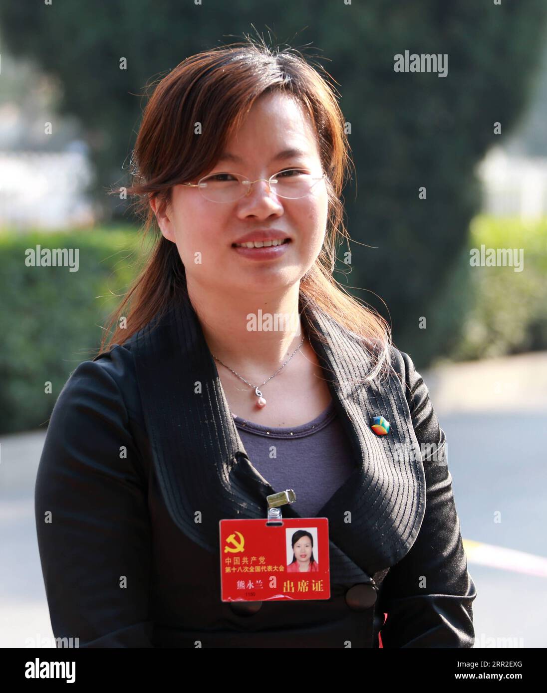 201010 -- SHENZHEN, 10 octobre 2020 -- Xiong Yonglan pose pour une photo lors de sa participation au 18e Congrès national du Parti communiste chinois à Pékin, capitale de la Chine, le 6 novembre 2012. Xiong Yonglan, qui est maintenant gestionnaire au palais des jeunes du district de Bao an à Shenzhen, s'efforce d'améliorer la vie dans la ville depuis le moment où elle est entrée dans la ville. En 1992, Xiong Yonglan, âgé de 18 ans, est arrivé à la succursale de Shenzhen de Mabuchi Motor et a travaillé sur la chaîne de montage. Bientôt, avec ses performances exceptionnelles sur le terrain, Xiong est devenue inspectrice qualité à plein temps. Dans son espar Banque D'Images