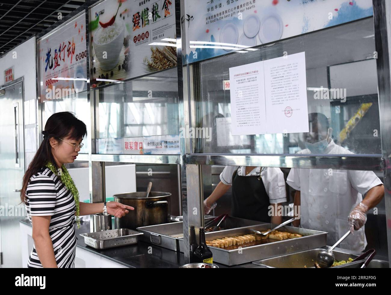 201010 -- SHENZHEN, le 10 octobre 2020 -- Xiong Yonglan inspecte la salle à manger du palais des jeunes du district de Bao an à Shenzhen, dans la province du Guangdong du sud de la Chine, le 8 septembre 2020. Xiong Yonglan, qui est maintenant gestionnaire au palais des jeunes du district de Bao an à Shenzhen, s'efforce d'améliorer la vie dans la ville depuis le moment où elle est entrée dans la ville. En 1992, Xiong Yonglan, âgé de 18 ans, est arrivé à la succursale de Shenzhen de Mabuchi Motor et a travaillé sur la chaîne de montage. Bientôt, avec ses performances exceptionnelles sur le terrain, Xiong est devenue inspectrice qualité à plein temps. Dans ses temps libres, elle a étudié comp Banque D'Images