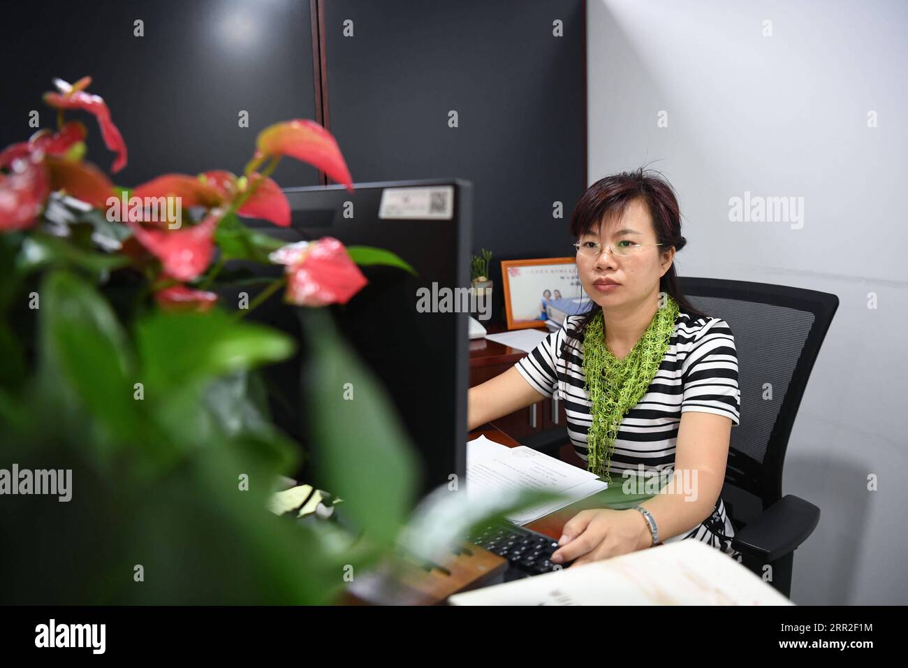 201010 -- SHENZHEN, le 10 octobre 2020 -- Xiong Yonglan travaille au palais des jeunes du district de Bao an à Shenzhen, dans la province du Guangdong du sud de la Chine, le 8 septembre 2020. Xiong Yonglan, qui est maintenant gestionnaire au palais des jeunes du district de Bao an à Shenzhen, s'efforce d'améliorer la vie dans la ville depuis le moment où elle est entrée dans la ville. En 1992, Xiong Yonglan, âgé de 18 ans, est arrivé à la succursale de Shenzhen de Mabuchi Motor et a travaillé sur la chaîne de montage. Bientôt, avec ses performances exceptionnelles sur le terrain, Xiong est devenue inspectrice qualité à plein temps. Dans ses temps libres, elle a étudié des cours d'informatique et de TH Banque D'Images