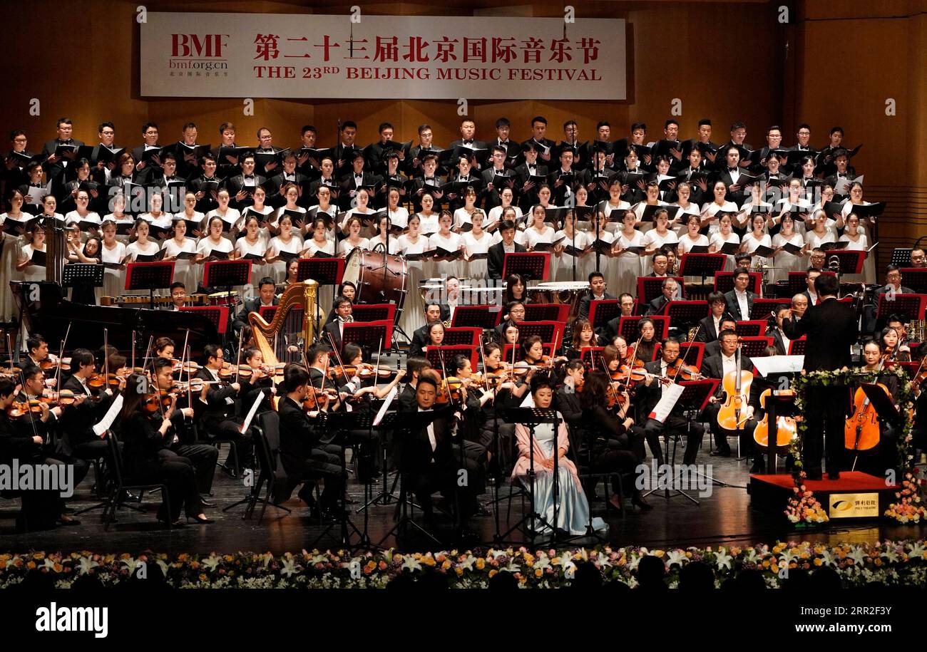 201011 -- BEIJING, 11 octobre 2020 -- des artistes se produisent lors d'un concert d'ouverture rendant hommage à la lutte contre le COVID-19 lors du 23e Festival de musique de Pékin BMF à Beijing, capitale de la Chine, le 10 octobre 2020. Le 23e BMF a débuté samedi ici. Le point culminant de ce festival de 11 jours est une série de spectacles de musique classique non-stop qui seront joués en ligne et hors ligne pendant plus de 240 heures. CHINE-PÉKIN-FESTIVAL DE MUSIQUE-OUVERTURE CN XINHUA PUBLICATIONXNOTXINXCHN Banque D'Images