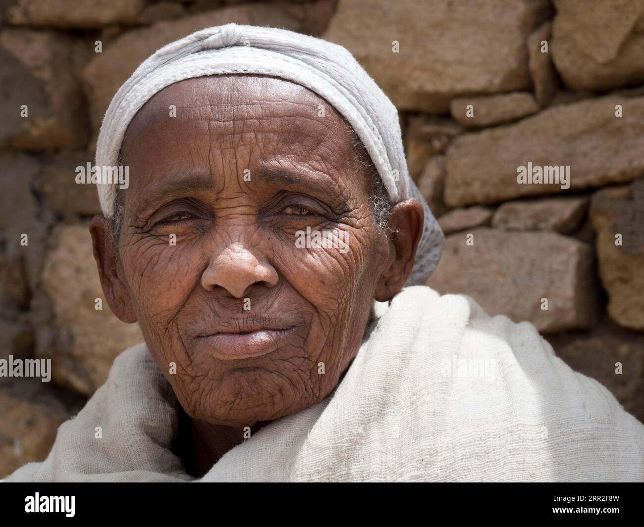 Vieille Femme avec des rides, des vêtements blancs, portrait, Ethiopie Banque D'Images