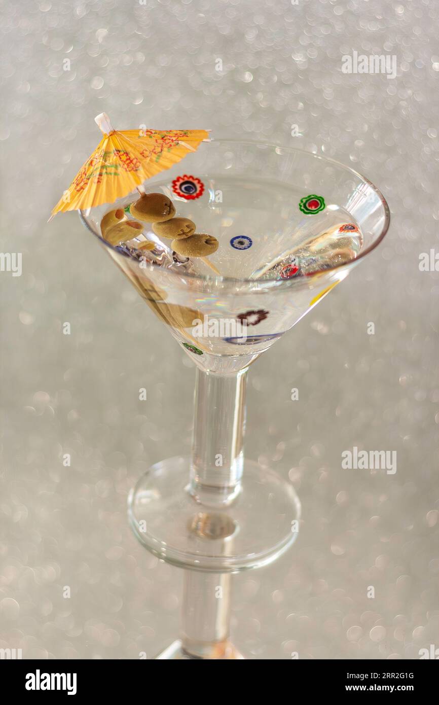 Boisson alcoolisée comme Martini sur fond pailleté Banque D'Images