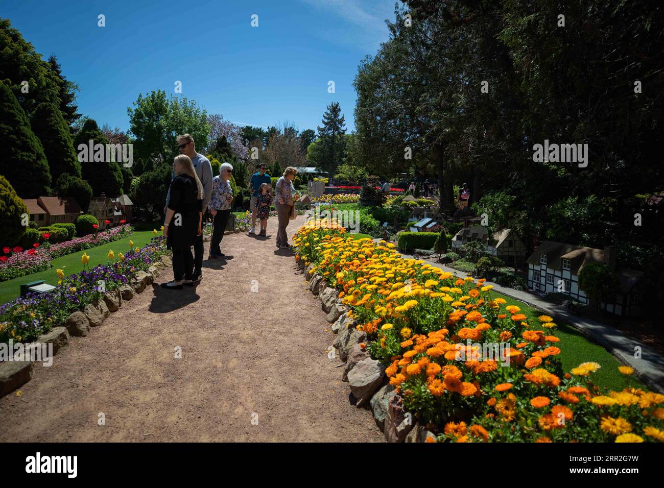 201012 -- CANBERRA, le 12 octobre 2020 -- les gens voient des fleurs lors d'un festival floral annuel Floriade à Canberra, Australie, le 11 octobre 2020. POUR ALLER AVEC feature : la célébration du printemps dans le mini monde apporte de la joie et de l’espoir aux Australiens dans l’ombre du COVID-19 photo par /Xinhua AUSTRALIA-CANBERRA-FLOWER-FESTIVAL ChuxChen PUBLICATIONxNOTxINxCHN Banque D'Images
