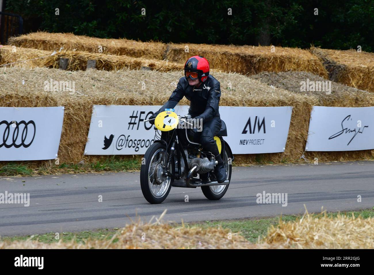 Sammy Miller, BMW Rennsport, MotoGP Celebration, avec quelques-unes des motos et des pilotes les plus célèbres de 1947 jusqu'à ceux actuellement utilisés de ce câlin Banque D'Images