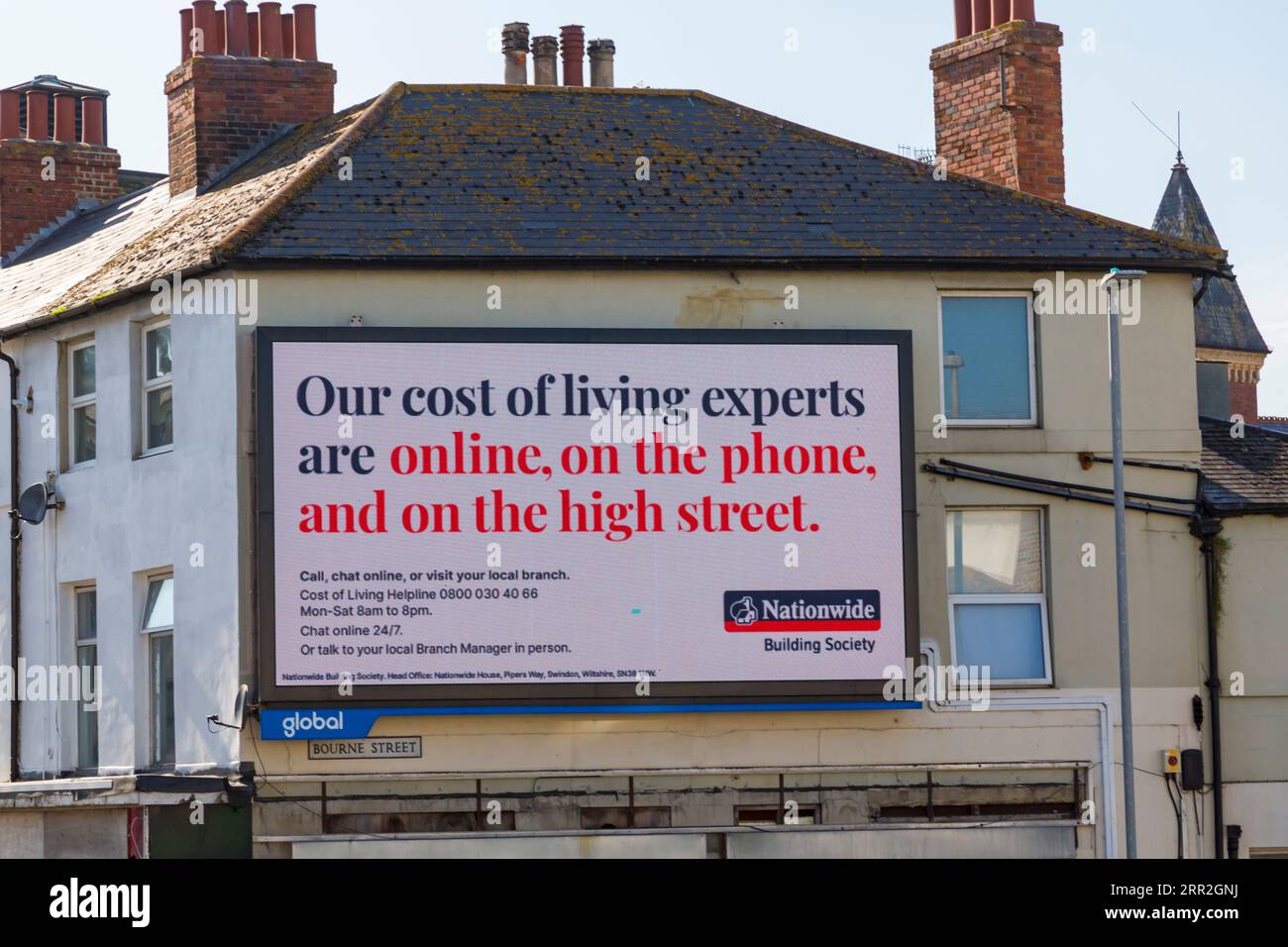 Nos experts en coût de la vie sont en ligne, au téléphone et sur la grande rue Nationwide Building Society avis à Eastbourne, East Sussex, Royaume-Uni en septembre Banque D'Images