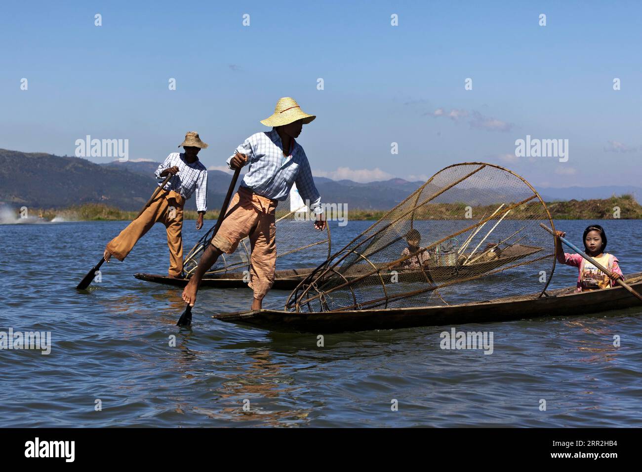 Rameurs à jambes sur le lac Inle, État de Shan, Myanmar, Birmanie Banque D'Images