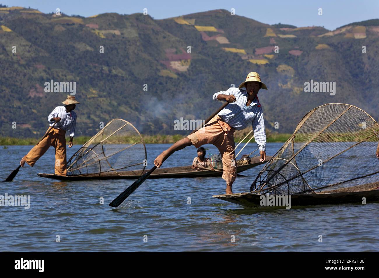 Rameurs à jambes sur le lac Inle, État de Shan, Myanmar, Birmanie Banque D'Images