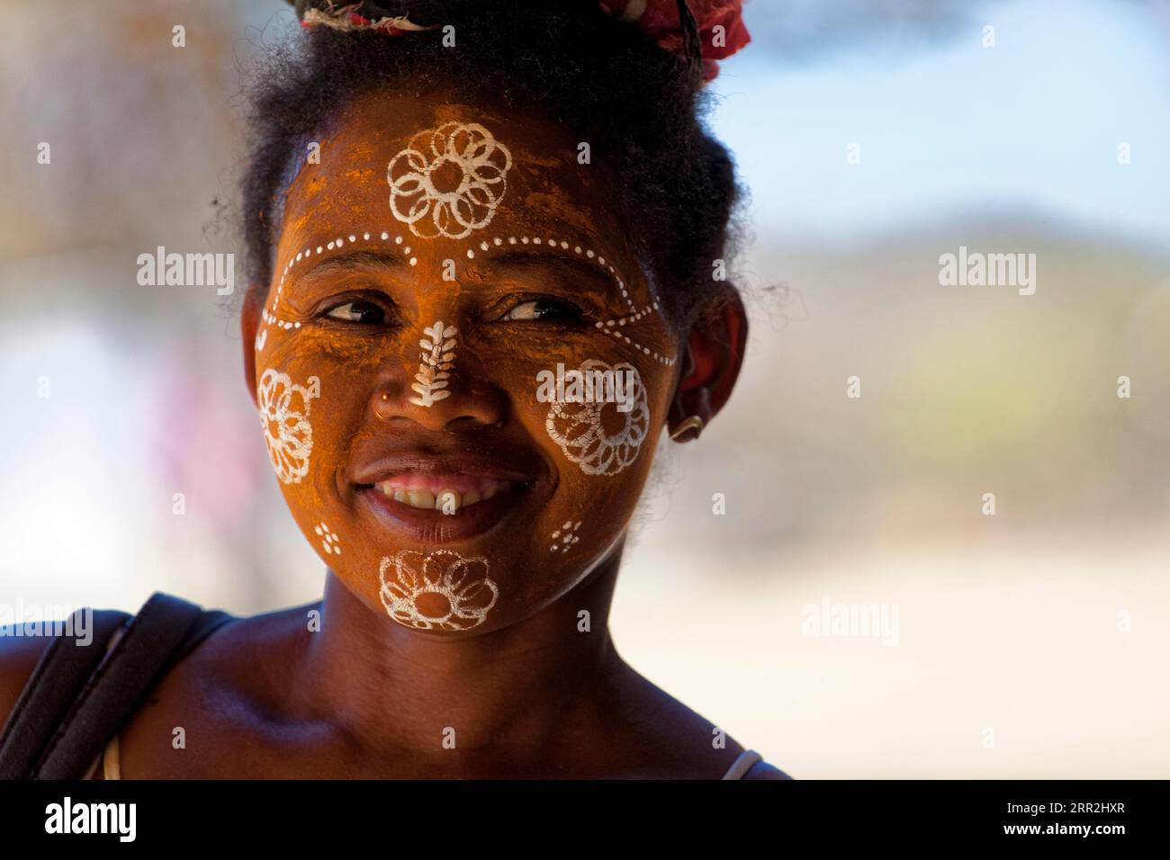Femme avec peinture faciale, Madagascar Banque D'Images