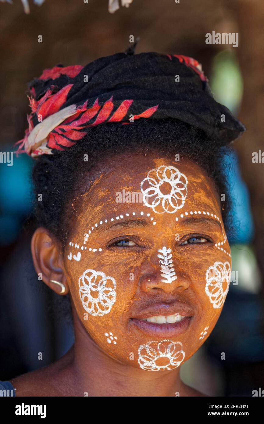 Femme avec peinture faciale, Madagascar Banque D'Images