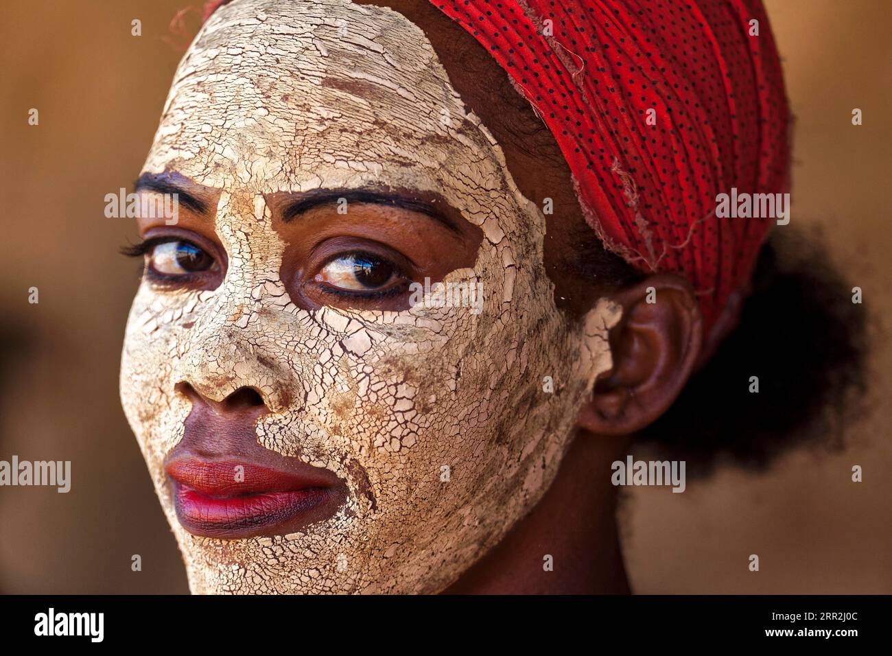 Femme avec masque facial, tribu Vezo, semi-nomades dans le sud, Madagascar Banque D'Images