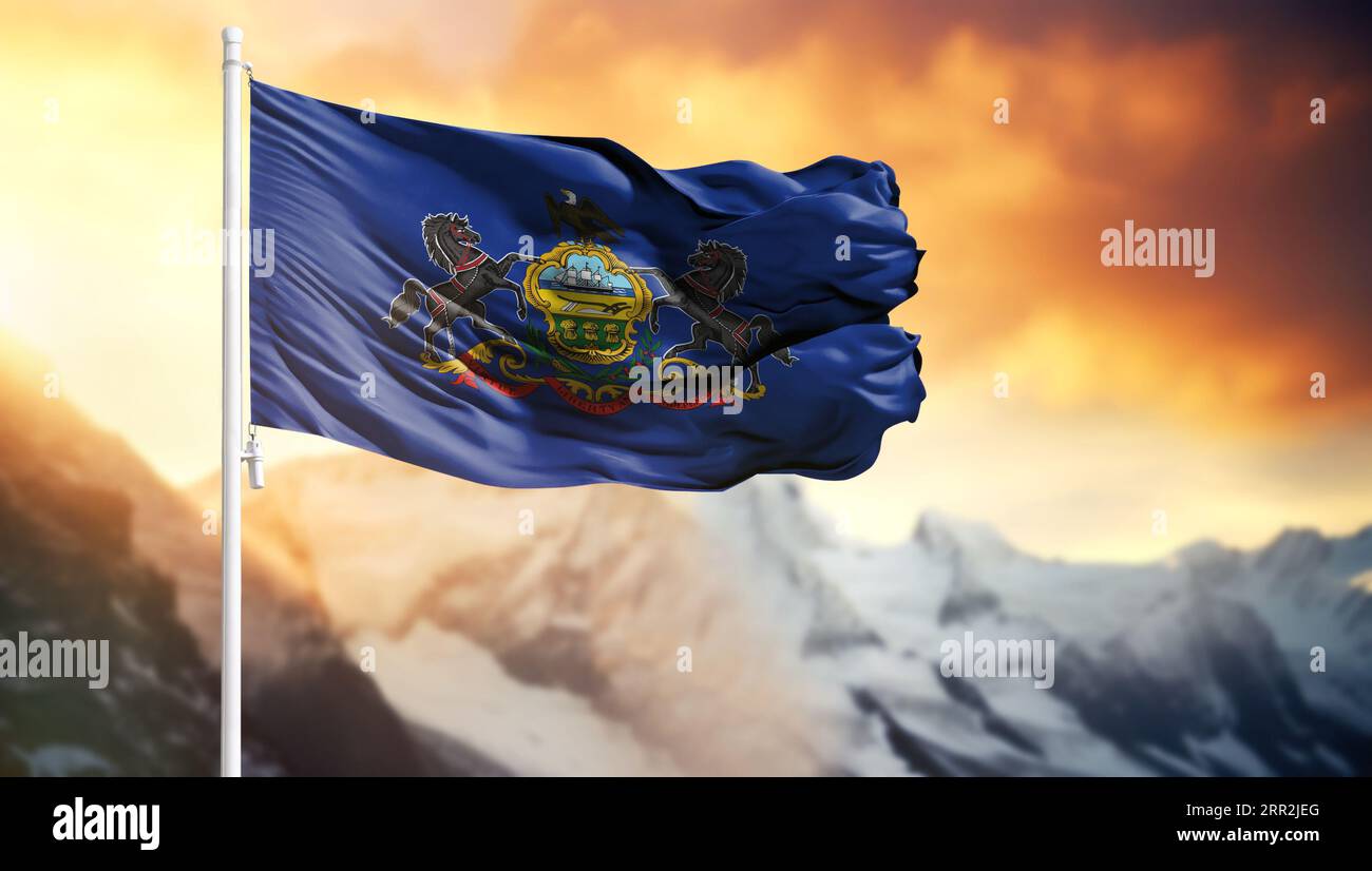 Drapeau de l'État de Pennsylvanie sur un mât contre un ciel coloré Banque D'Images