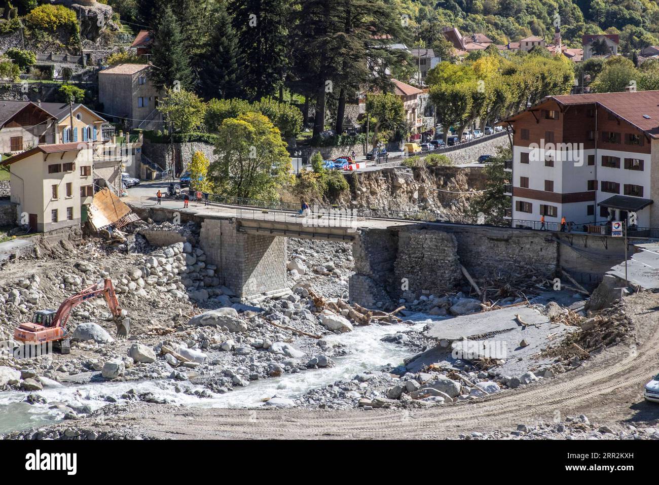 201014 -- SAINT-MARTIN-VESUBIE, le 14 octobre 2020 -- la photo prise le 12 octobre 2020 montre un pont endommagé après une tempête à Saint-Martin-Vesubie, près de la ville côtière de Nice. Photo de /Xinhua FRANCE-SAINT-MARTIN-VESUBIE-STORM-AFTERMATH Syspeo.z PUBLICATIONxNOTxINxCHN Banque D'Images