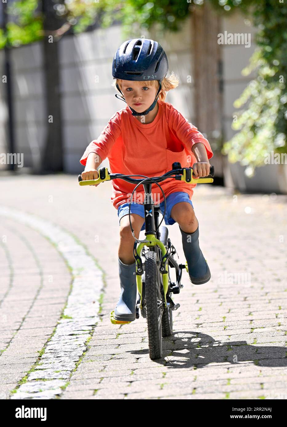 Petit garçon, blond, 5 ans, vélo pour enfants, casque, environnement urbain, Stuttgart, Baden-Wuerttemberg, Allemagne Banque D'Images