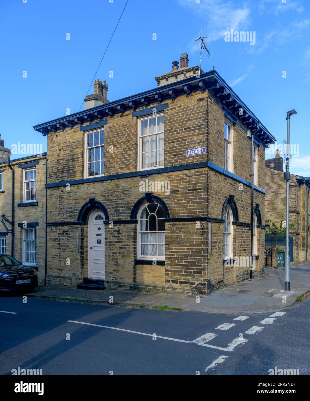 Maisons magnifiquement détaillées construites dans le village modèle victorien de Saltaire, par Titus Salt pour ses ouvriers à son énorme usine Salts Mill. Banque D'Images