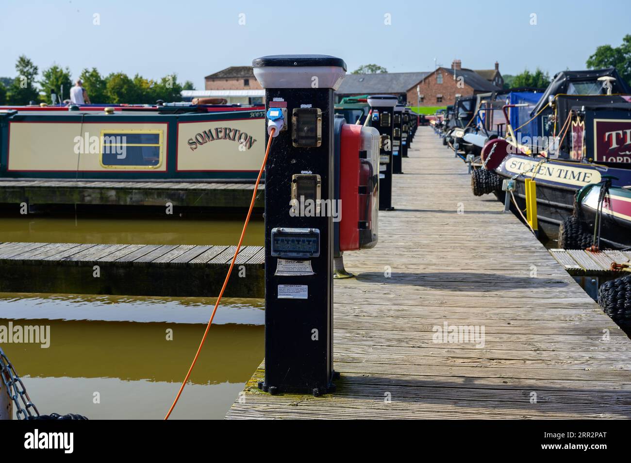 Des bornes de recharge de rivage situées dans une marina sur le réseau de canaux dans le Cheshire, au Royaume-Uni, servaient à connecter des bateaux étroits à une alimentation électrique. Banque D'Images