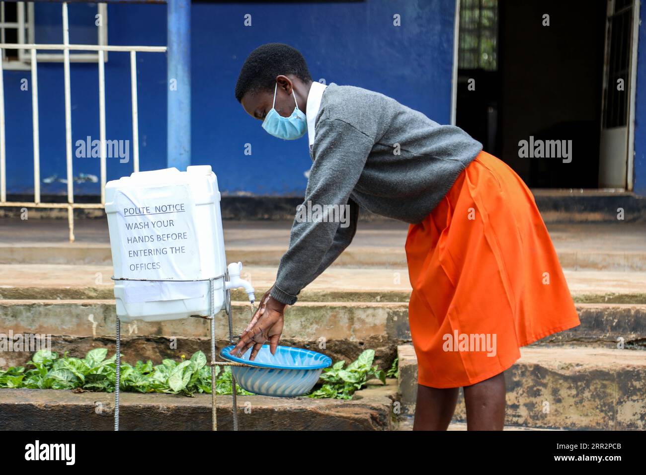 201015 -- KAMPALA, le 15 octobre 2020 -- Une étudiante portant un masque facial se lave les mains avant d'entrer dans une salle de classe dans une école de Kampala, Ouganda, le 15 octobre 2020. Le président ougandais Yoweri Museveni a déclaré le 20 septembre que les écoles, les collèges et les universités rouvriront pour les 1,2 millions d’étudiants des classes candidates et finalistes des collèges et universités tertiaires le 15 octobre. Photo de /Xinhua OUGANDA-KAMPALA-ÉCOLES-RÉOUVERTURE HajarahxNalwadda PUBLICATIONxNOTxINxCHN Banque D'Images