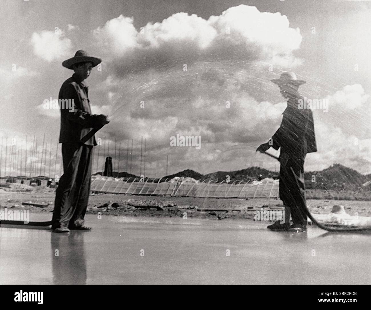 201015 -- SHENZHEN, le 15 octobre 2020 -- cette photo prise par un ancien correspondant militaire en 1983 montre des ingénieurs de combat maintenant un héliport à Shenzhen, dans la province du Guangdong du sud de la Chine. La photo fait partie d'une exposition de travaux photographiques de Yang tenue à la bibliothèque de l'Université de Shenzhen documentant comment le corps des ingénieurs de combat a aidé à construire l'infrastructure de la zone économique spéciale de Shenzhen SEZ. Yang a travaillé comme correspondant militaire avec les premiers ingénieurs de combat qui ont été les pionniers de la construction de la ZES de Shenzhen. Avec des photos et des histoires, il a documenté le changement rapide de Shenzh Banque D'Images