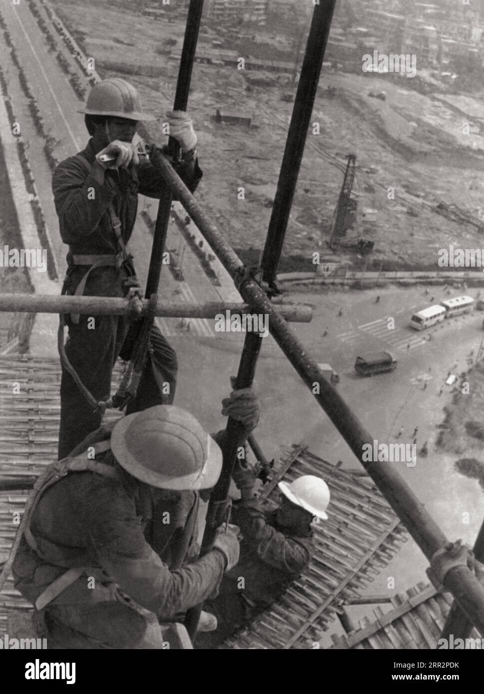 201015 -- SHENZHEN, 15 octobre 2020 -- cette photo prise par en octobre 1983 montre des gens qui construisent le manoir Hongling à Shenzhen, dans la province du Guangdong du sud de la Chine. La photo fait partie d'une exposition de travaux photographiques de Yang tenue à la bibliothèque de l'Université de Shenzhen documentant comment le corps des ingénieurs de combat a aidé à construire l'infrastructure de la zone économique spéciale de Shenzhen SEZ. Yang a travaillé comme correspondant militaire avec les premiers ingénieurs de combat qui ont été les pionniers de la construction de la ZES de Shenzhen. Avec des photos et des histoires, il a documenté le changement rapide de Shenzhen -- des immeubles de grande hauteur Banque D'Images