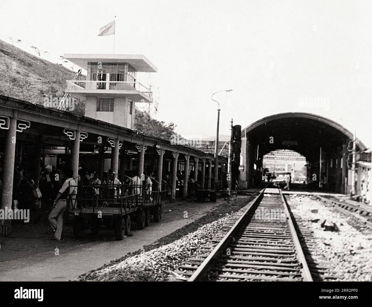 201015 -- SHENZHEN, le 15 octobre 2020 -- cette photo prise par un ancien correspondant militaire en 1982 montre le pont Luohu à Shenzhen, dans la province du Guangdong, dans le sud de la Chine. La photo fait partie d'une exposition de travaux photographiques de Yang tenue à la bibliothèque de l'Université de Shenzhen documentant comment le corps des ingénieurs de combat a aidé à construire l'infrastructure de la zone économique spéciale de Shenzhen SEZ. Yang a travaillé comme correspondant militaire avec les premiers ingénieurs de combat qui ont été les pionniers de la construction de la ZES de Shenzhen. Avec des photos et des histoires, il a documenté le changement rapide de Shenzhen -- buildin de grande hauteur Banque D'Images