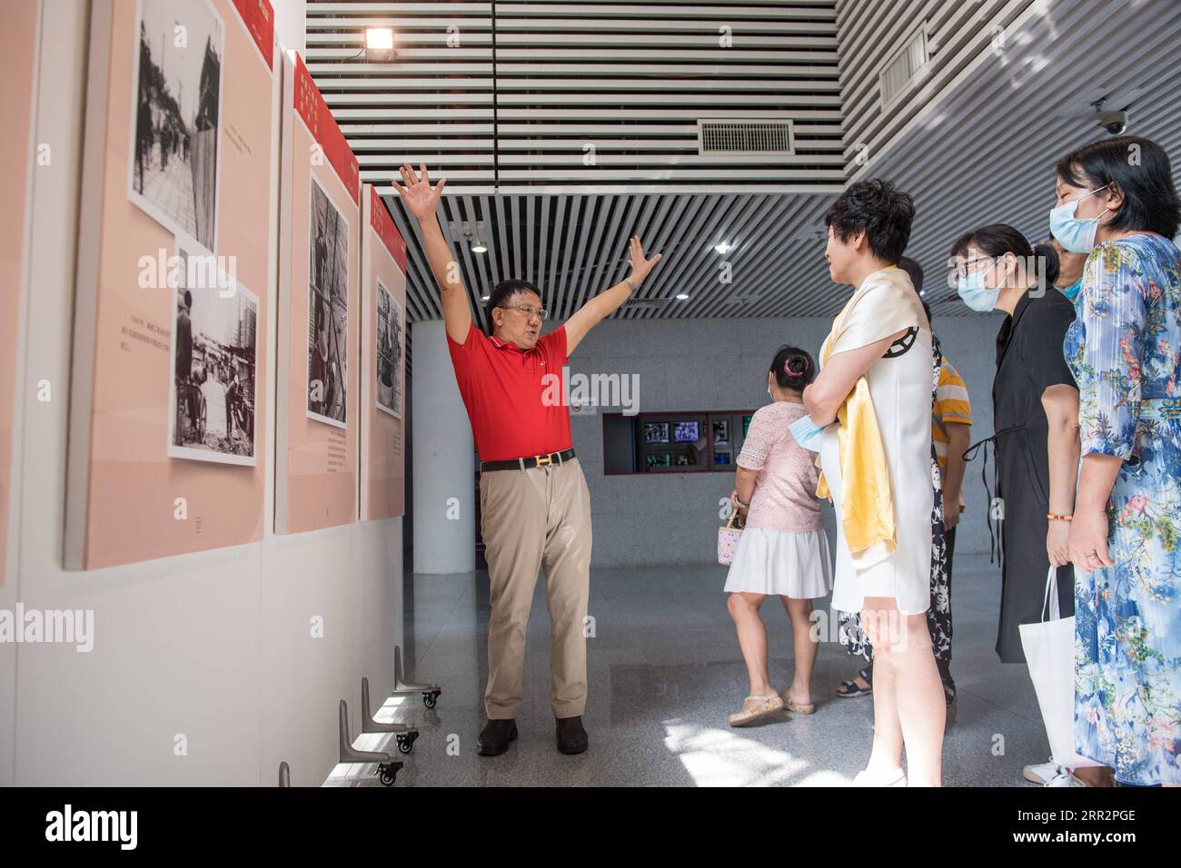 201015 -- SHENZHEN, 15 octobre 2020 -- l'ancien correspondant militaire Yang Hongxiang partage son expérience en documentant comment le corps du génie de combat a aidé à construire l'infrastructure de la zone économique spéciale de Shenzhen au début des années 1980 lors d'une exposition de photos tenue à la bibliothèque de l'Université de Shenzhen à Shenzhen, dans la province du Guangdong du sud de la Chine, le 22 septembre 2020. Yang a travaillé comme correspondant militaire avec les premiers ingénieurs de combat qui ont été les pionniers de la construction de la ZES de Shenzhen. Avec des photos et des histoires, il a documenté le changement rapide de Shenzhen -- les immeubles de grande hauteur proliférant fr Banque D'Images